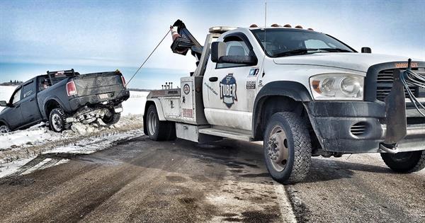 Heavy-duty tow truck towing vehicles